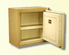 Caja fuerte de color beige con puerta abierta y estantes visibles.