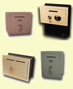 Cuatro cajas fuertes metálicas de depósito, en varios colores, con ranuras para depósito y puertas que se abren.