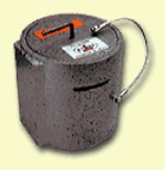 Contenedor metálico cilíndrico de color gris, con tapa, asa y ranura para depositar artículos.