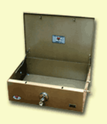 Caja metálica marrón abierta con tapa abatible, cerradura y pequeña etiqueta.