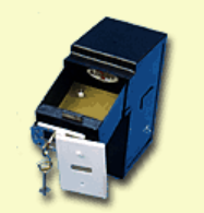 Caja fuerte tipo registradora de color azul y negro con cajón abierto, llaves y puerta de acceso de color blanco.