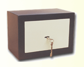 Una pequeña caja fuerte de color negro con una puerta de color blanquecino y llave insertada.