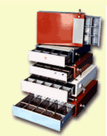 Cajas registradoras apiladas con cajones abiertos, en rojo y blanco.