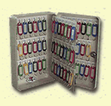 Armario de llaves abierto, lleno de llaves en ganchos, cada una con una etiqueta codificada por color.