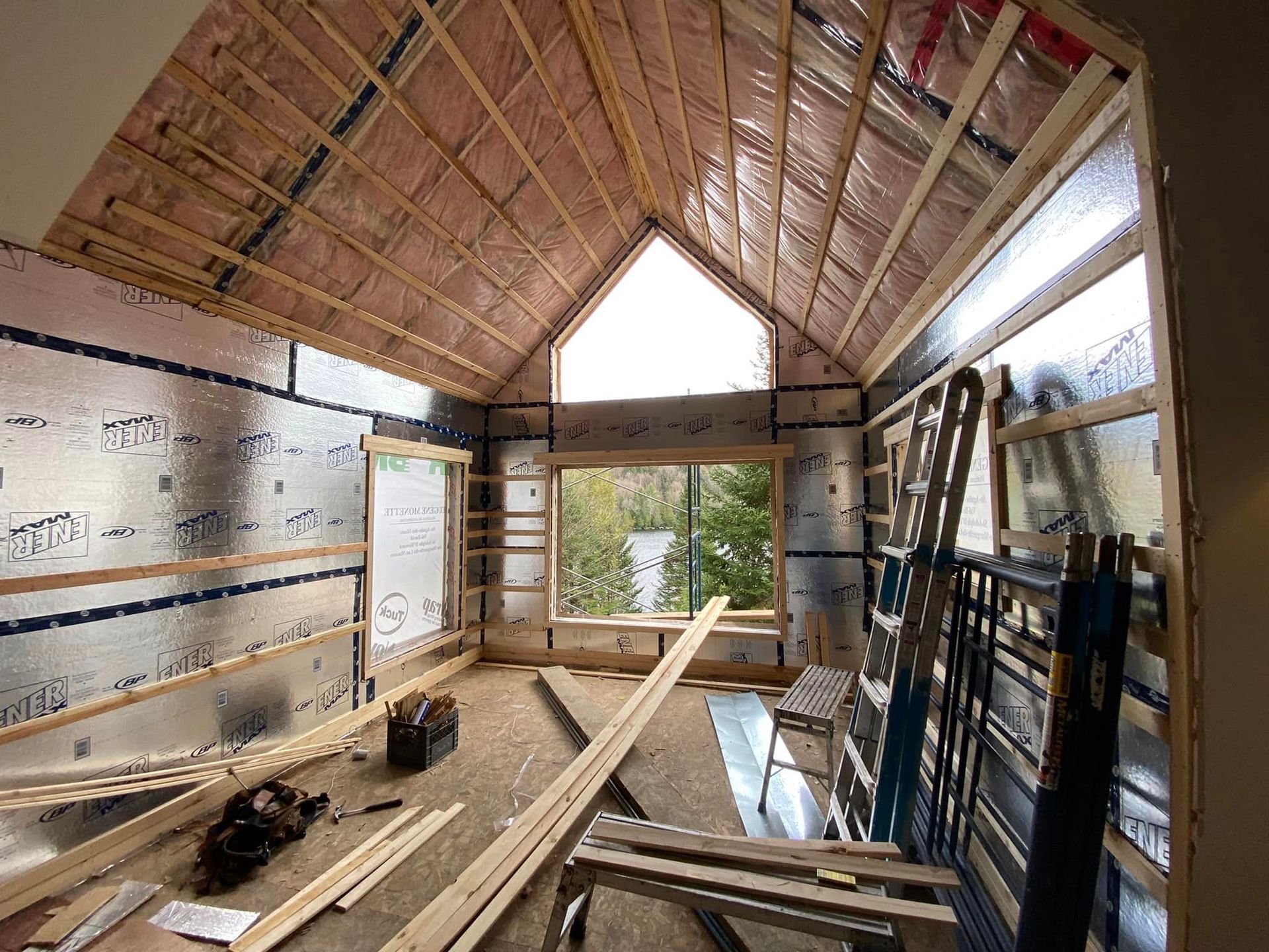 Une pièce dans une maison en construction avec une grande fenêtre.