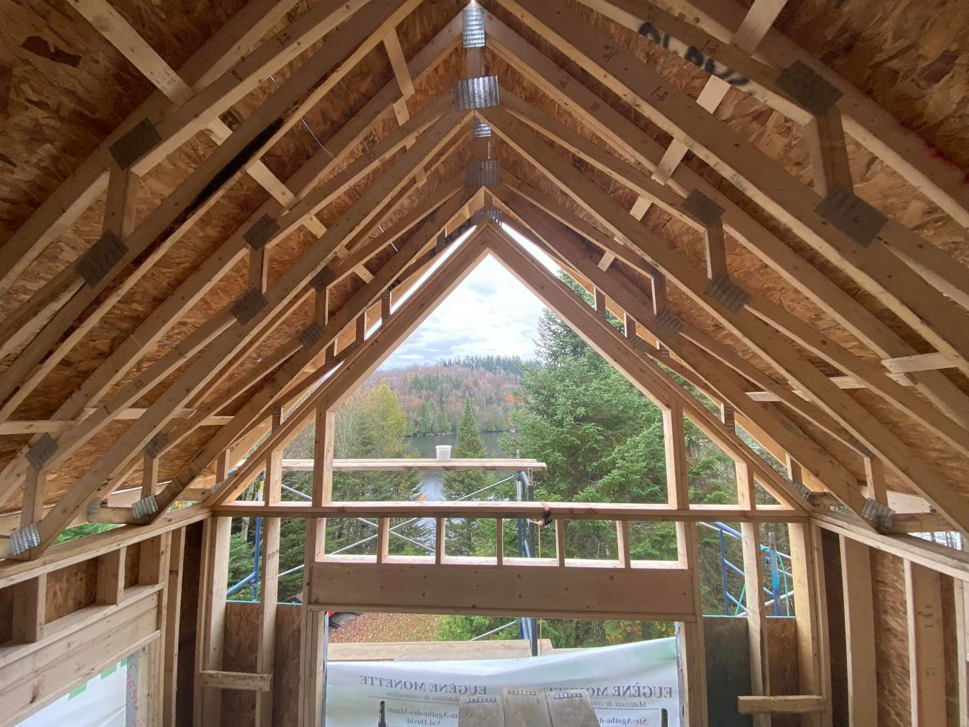 L'intérieur d'un bâtiment en construction avec une grande fenêtre