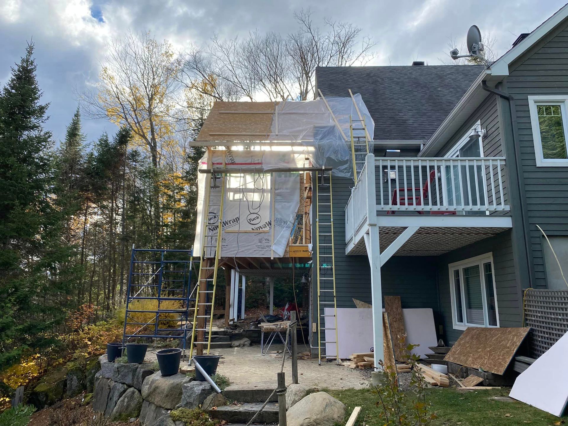 Une maison avec balcon est en cours de rénovation.