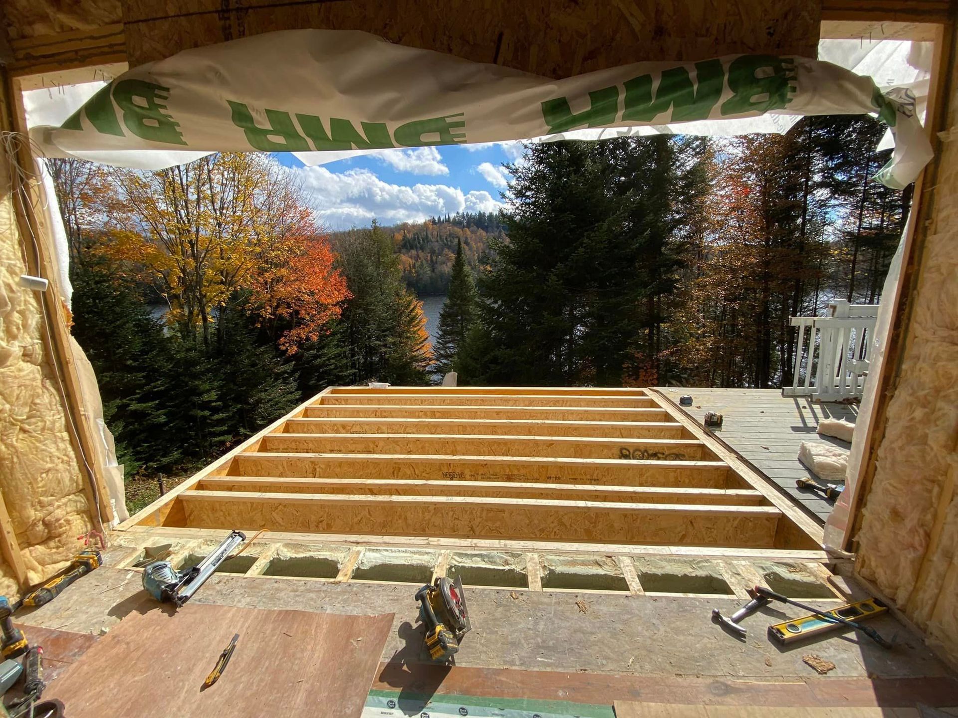 Un immeuble en construction avec vue sur un lac.