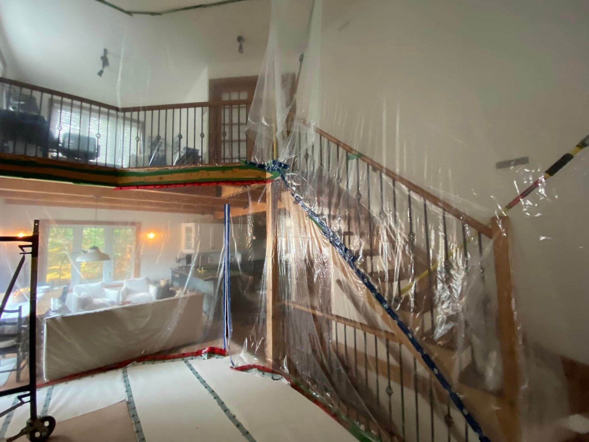 Une pièce avec un escalier recouvert de plastique