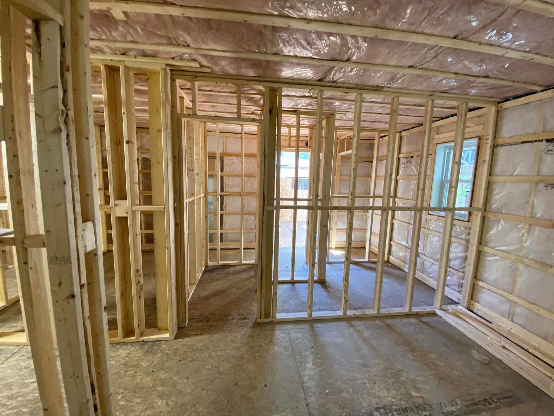 Une pièce dans une maison en construction avec ossature bois et isolation.
