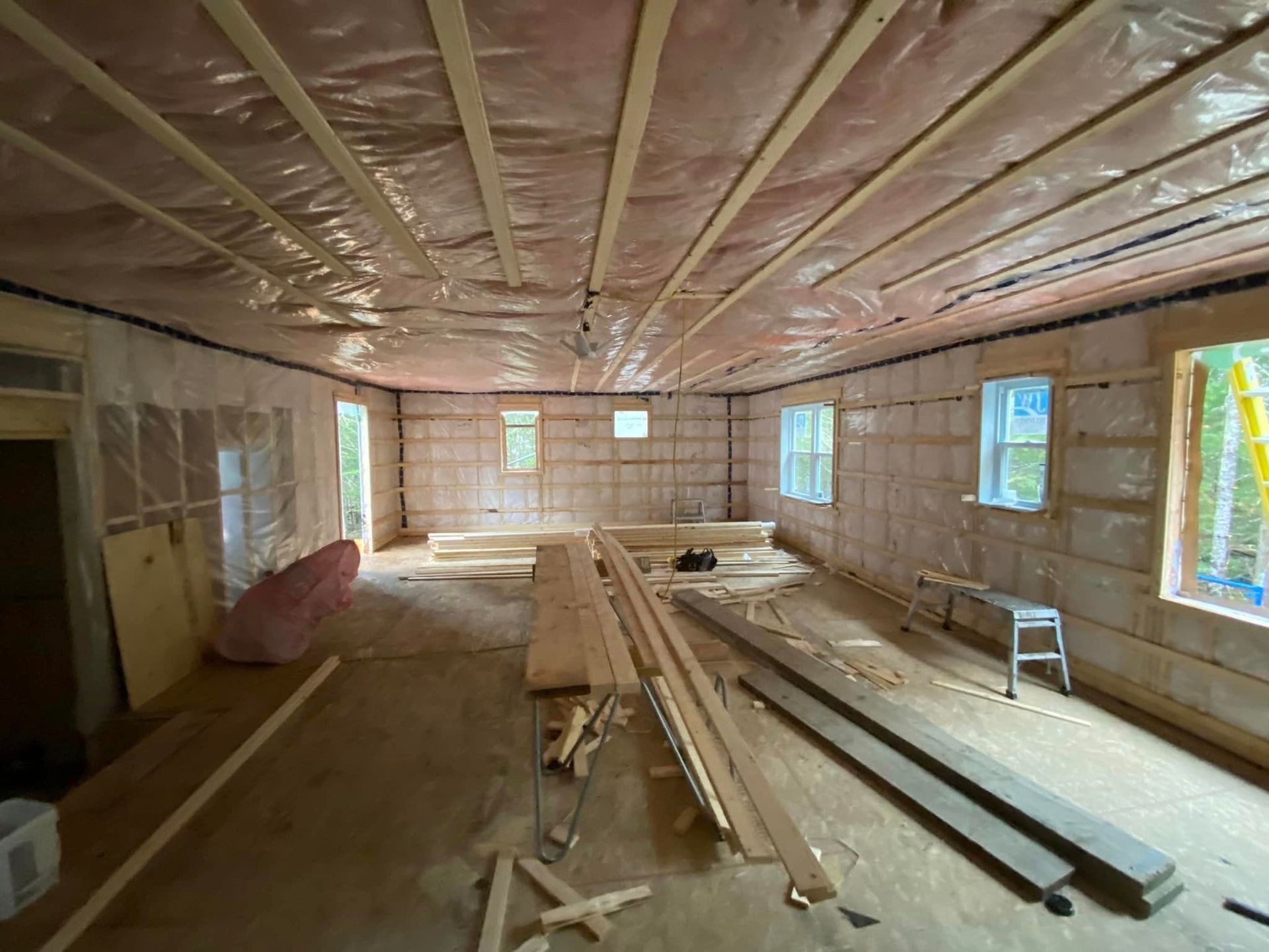 Une pièce avec beaucoup de bois et une échelle dedans.