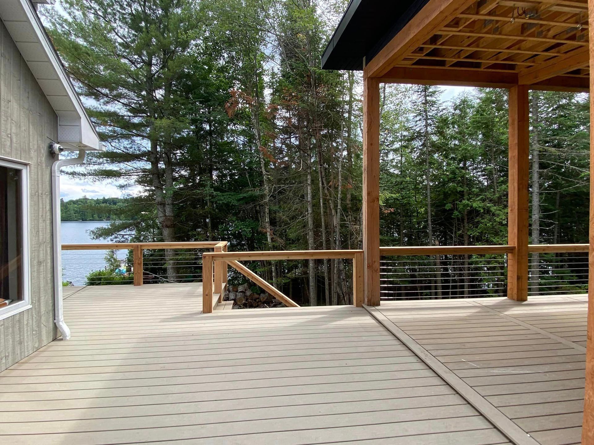 Une terrasse avec vue sur un lac et des arbres