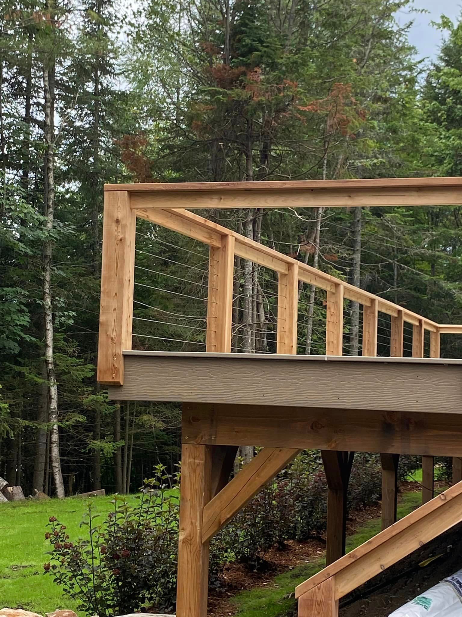 Une terrasse en bois est en cours de construction au milieu d'une forêt.
