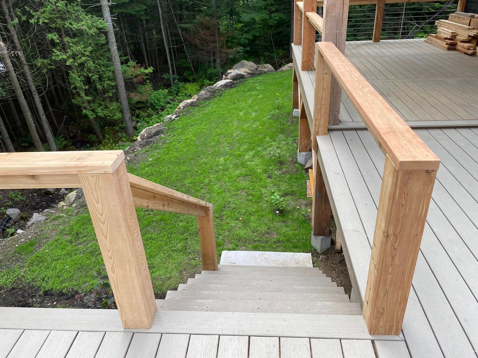 Une terrasse en bois avec des escaliers qui y mènent