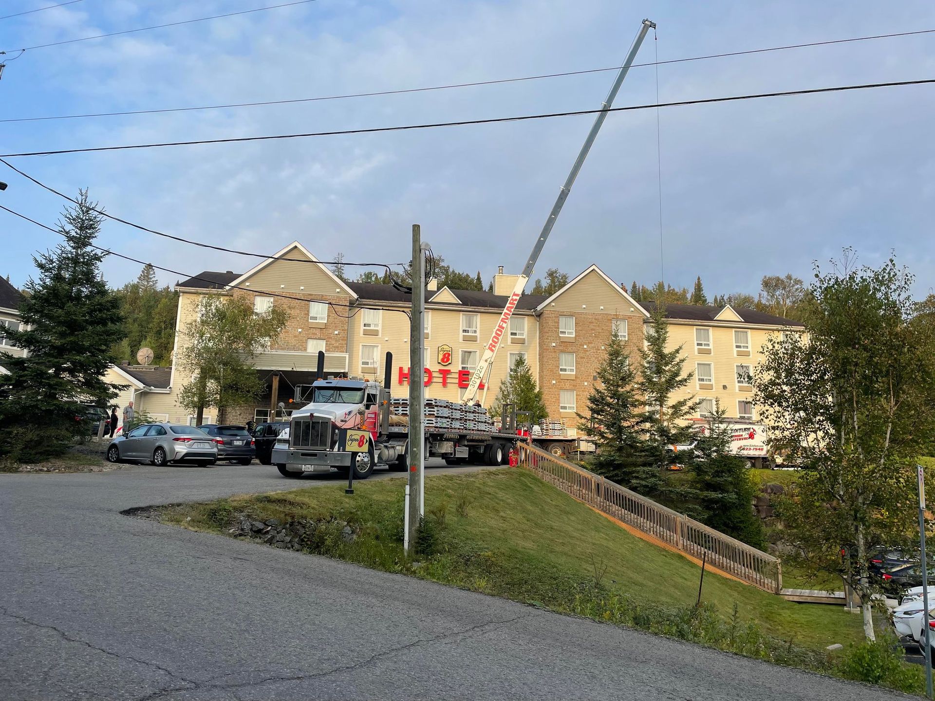 Une dépanneuse est garée devant un grand bâtiment.
