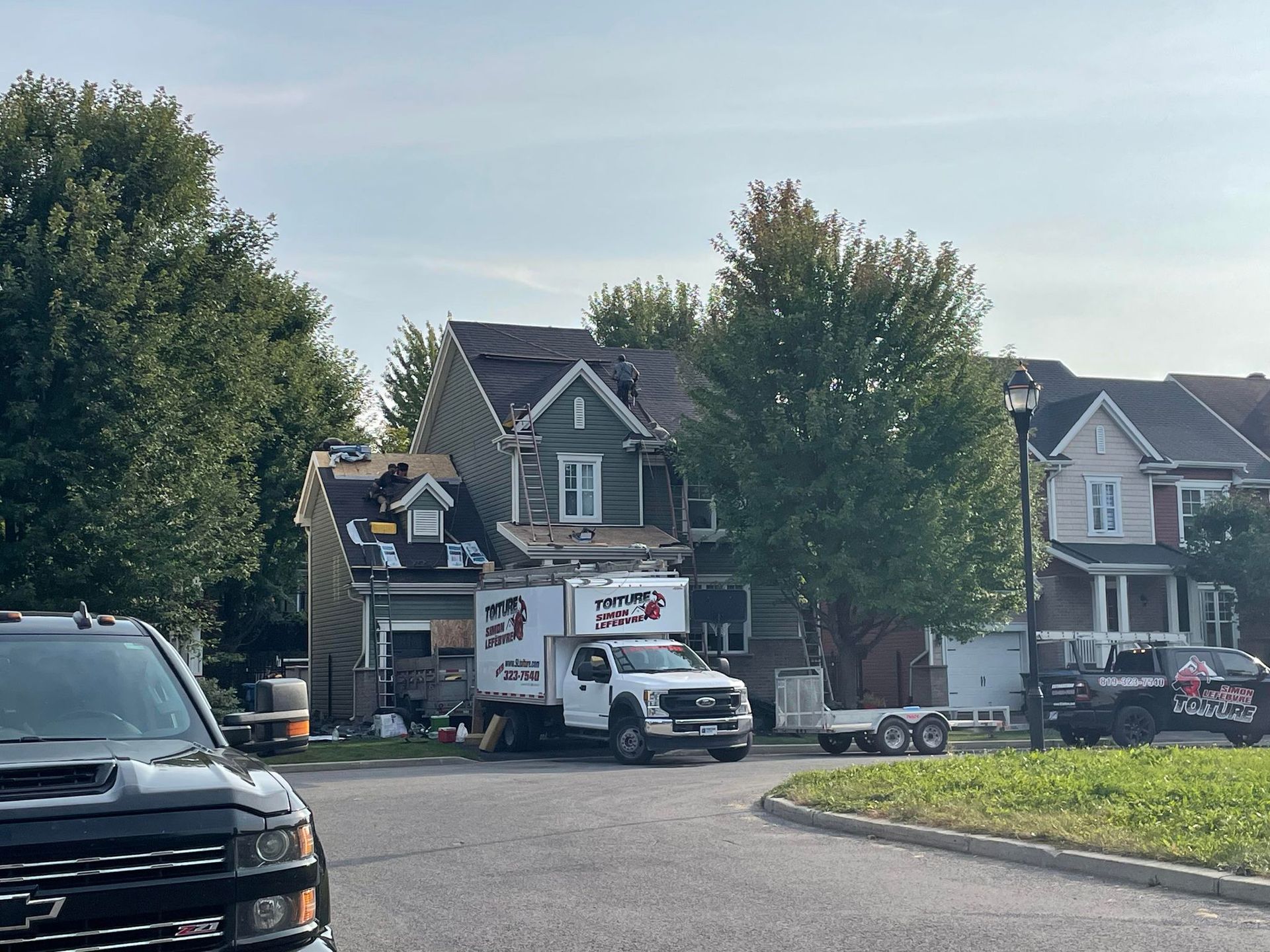 Un camion est garé devant une maison en cours de rénovation.