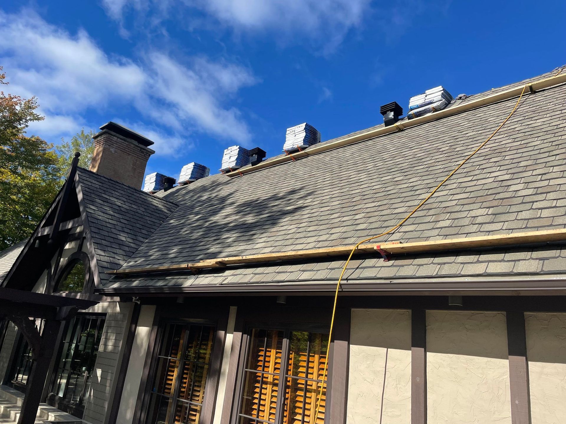 Une maison avec un toit en cours de réparation.