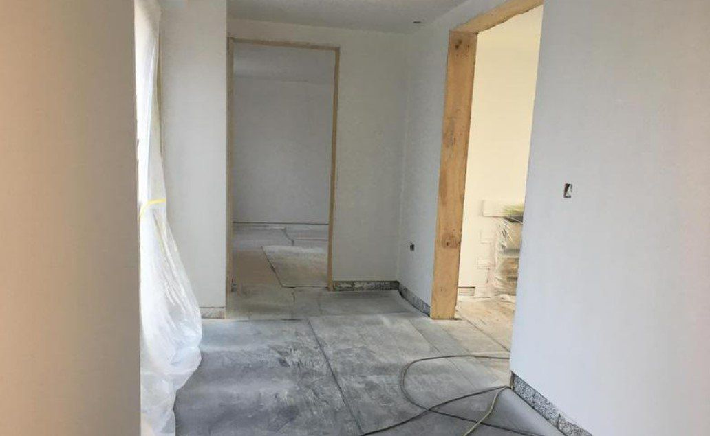 Picture of an entrance hall painted in white by painters and decorators Liverpool