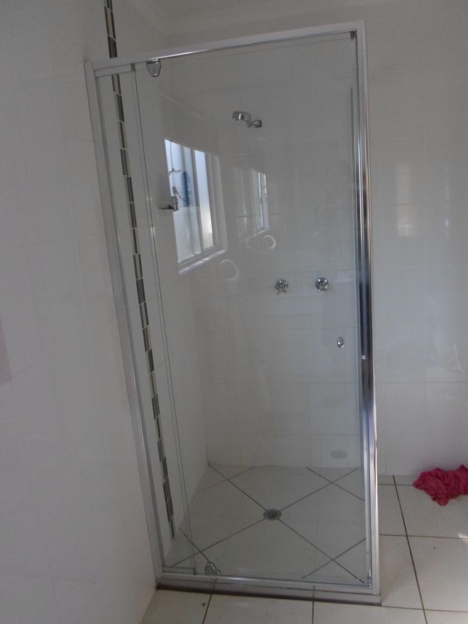 Bathroom Installation — Glass & Aluminum in Tannum Sands, QLD