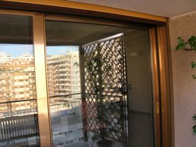 finestra in alluminio con vista sulla citta`