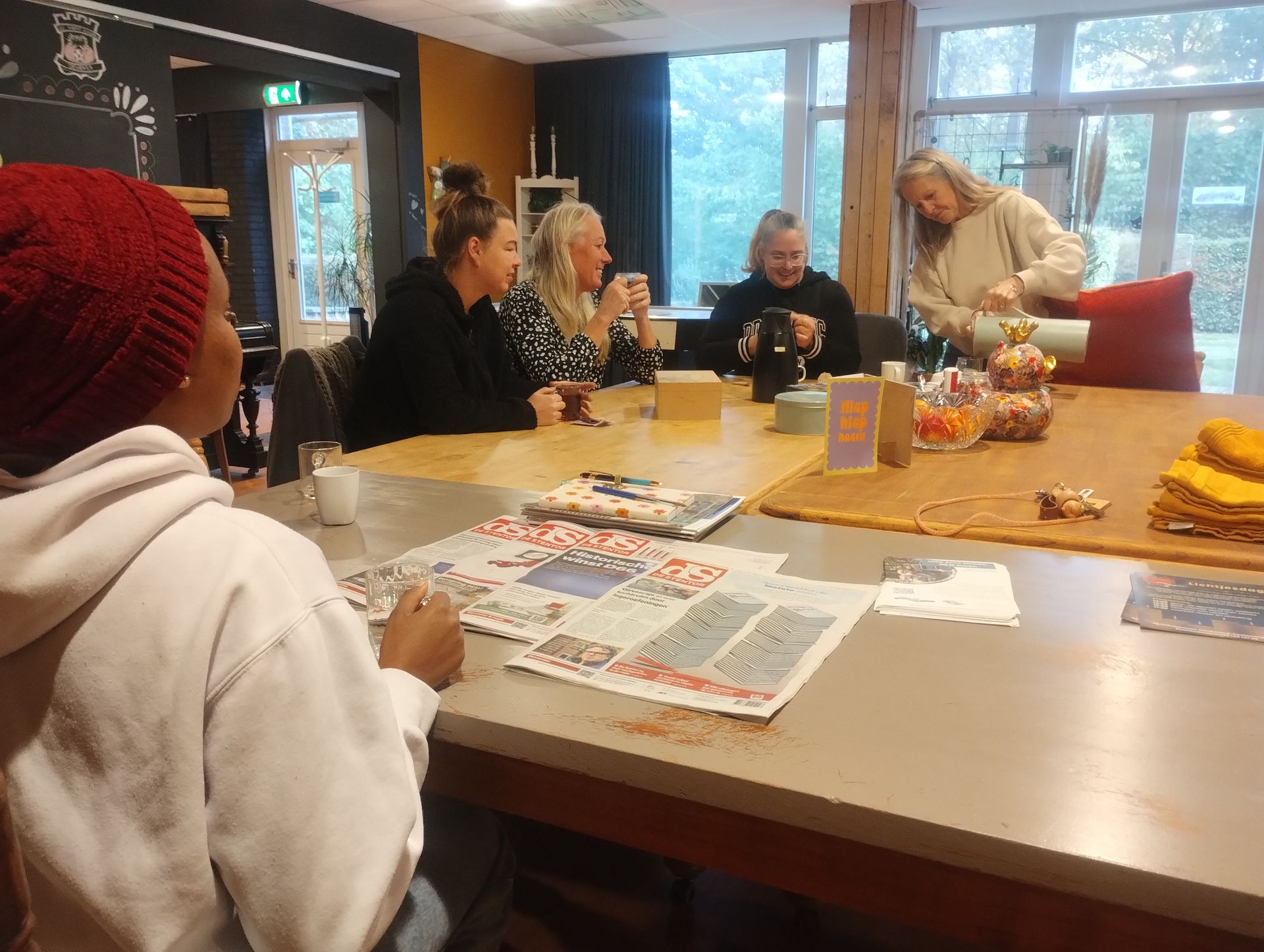 Kom je een bakkie koffie of thee doen? Loop gewoon de Buurthuiskamer binnen op dinsdag- of donderdag