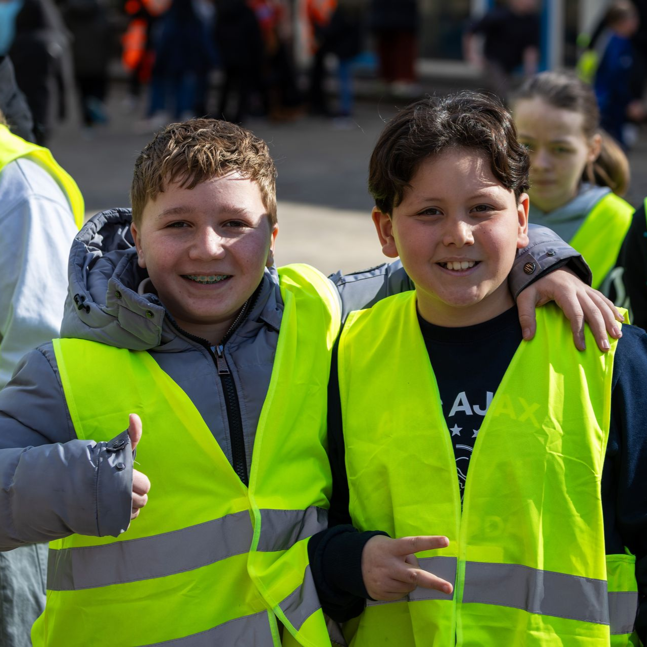 Leerlingen van de Zandstroom doen mee aan de zwerfafvalactie in de Zandweerd