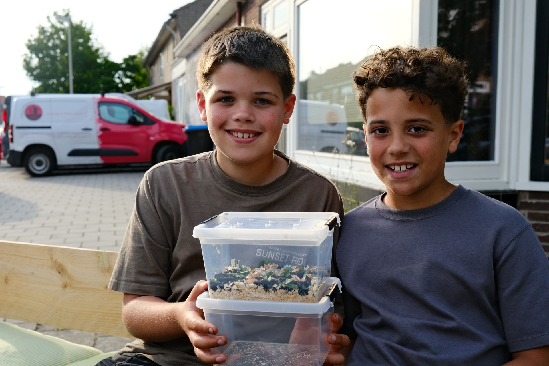 Opbouwwerkers Marieke en Nicole organiseren allerlei duurzame zomeractiviteiten voor kids!