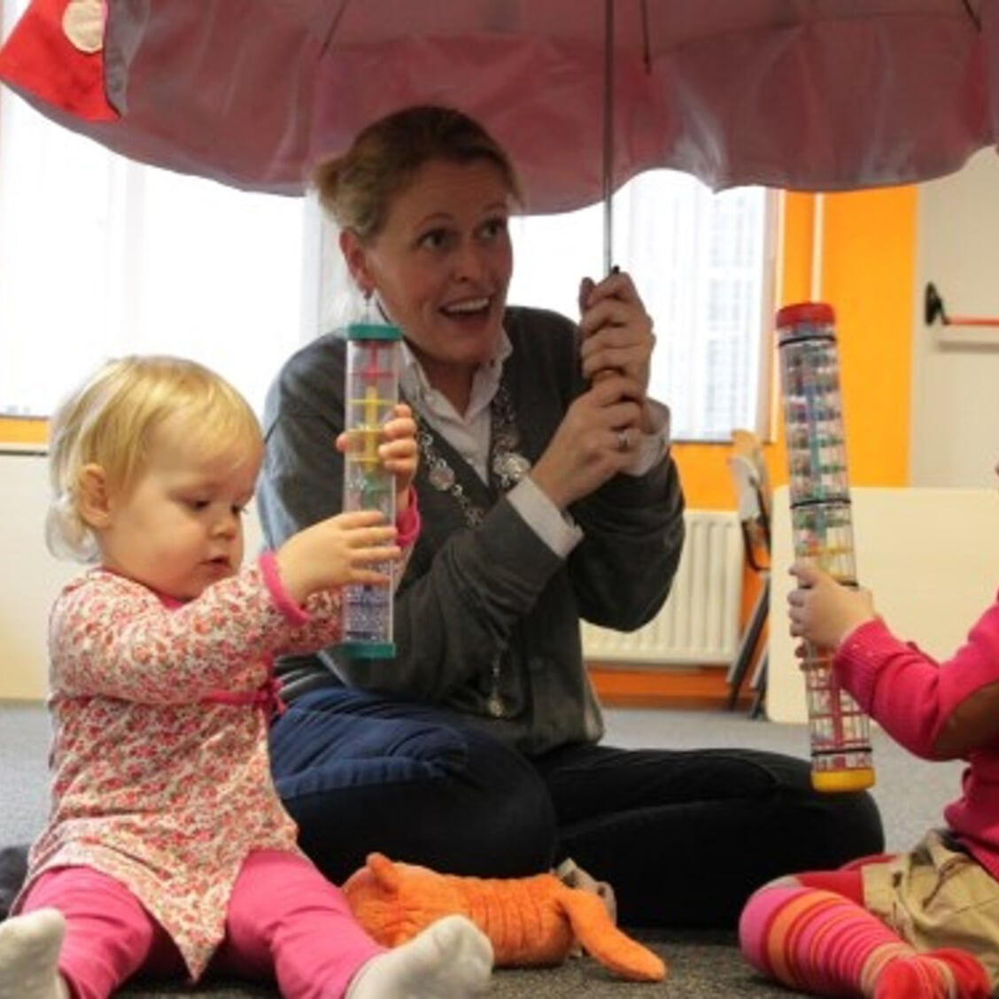 Iedere maandagochtend treffen jonge ouders met hun babies en peuters elkaar in de Buurthuiskamer. On