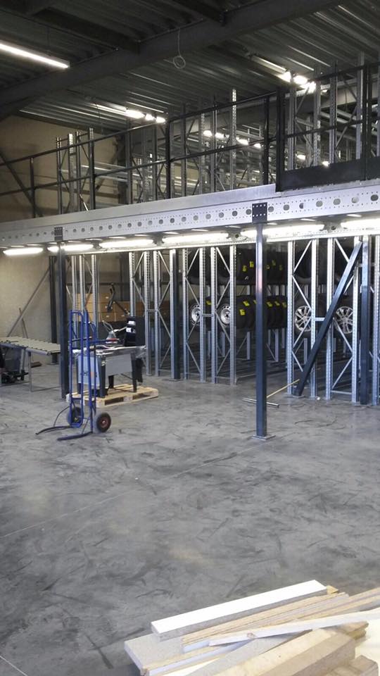 WSI - Mezzanineconstructie met rekken voor autobanden