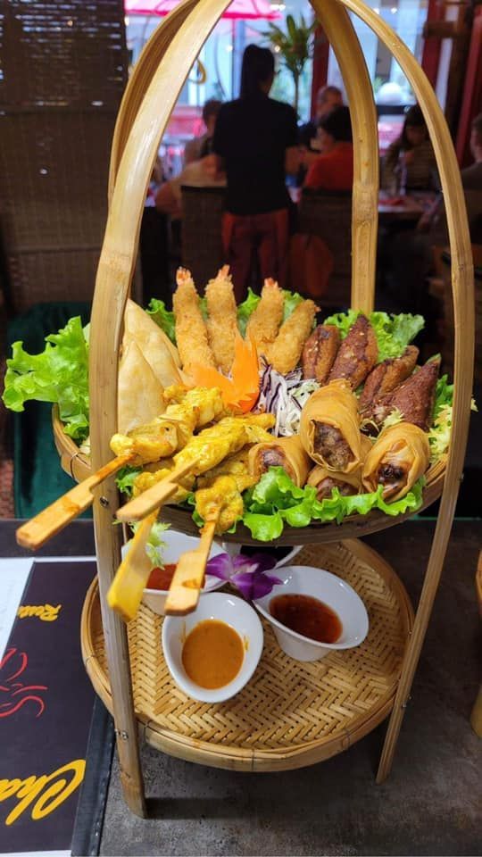 Un plateau de nourriture est posé sur une table dans un restaurant.