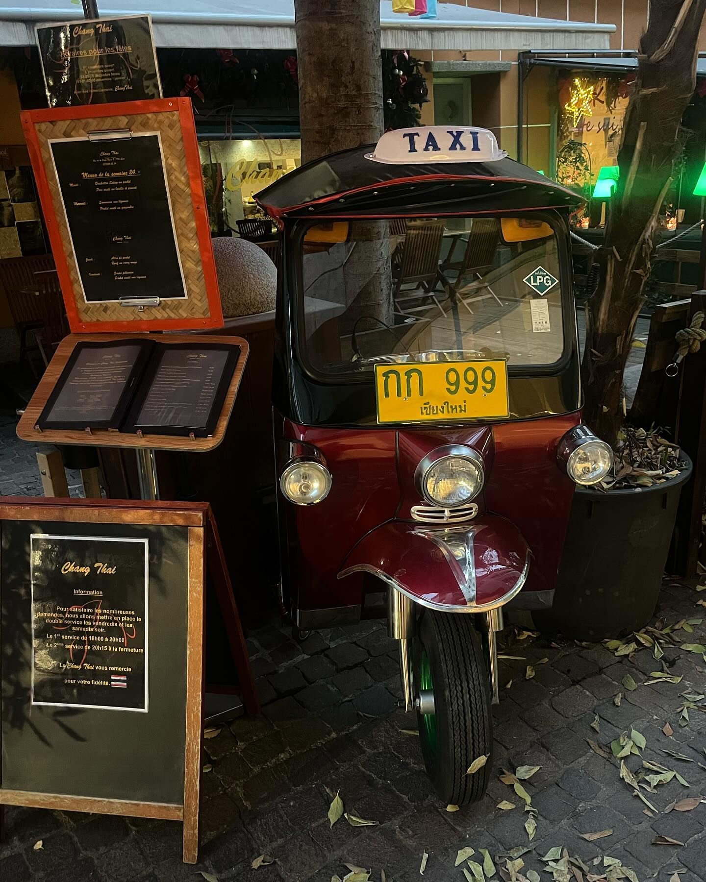 Un taxi rouge avec une plaque d'immatriculation indiquant 999