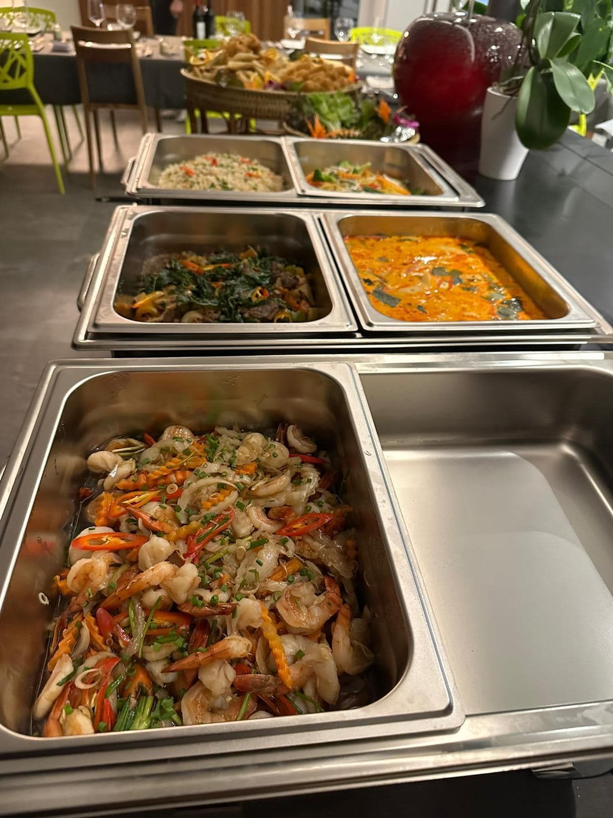 Il y a de nombreux types d'aliments différents dans les plateaux sur la table.