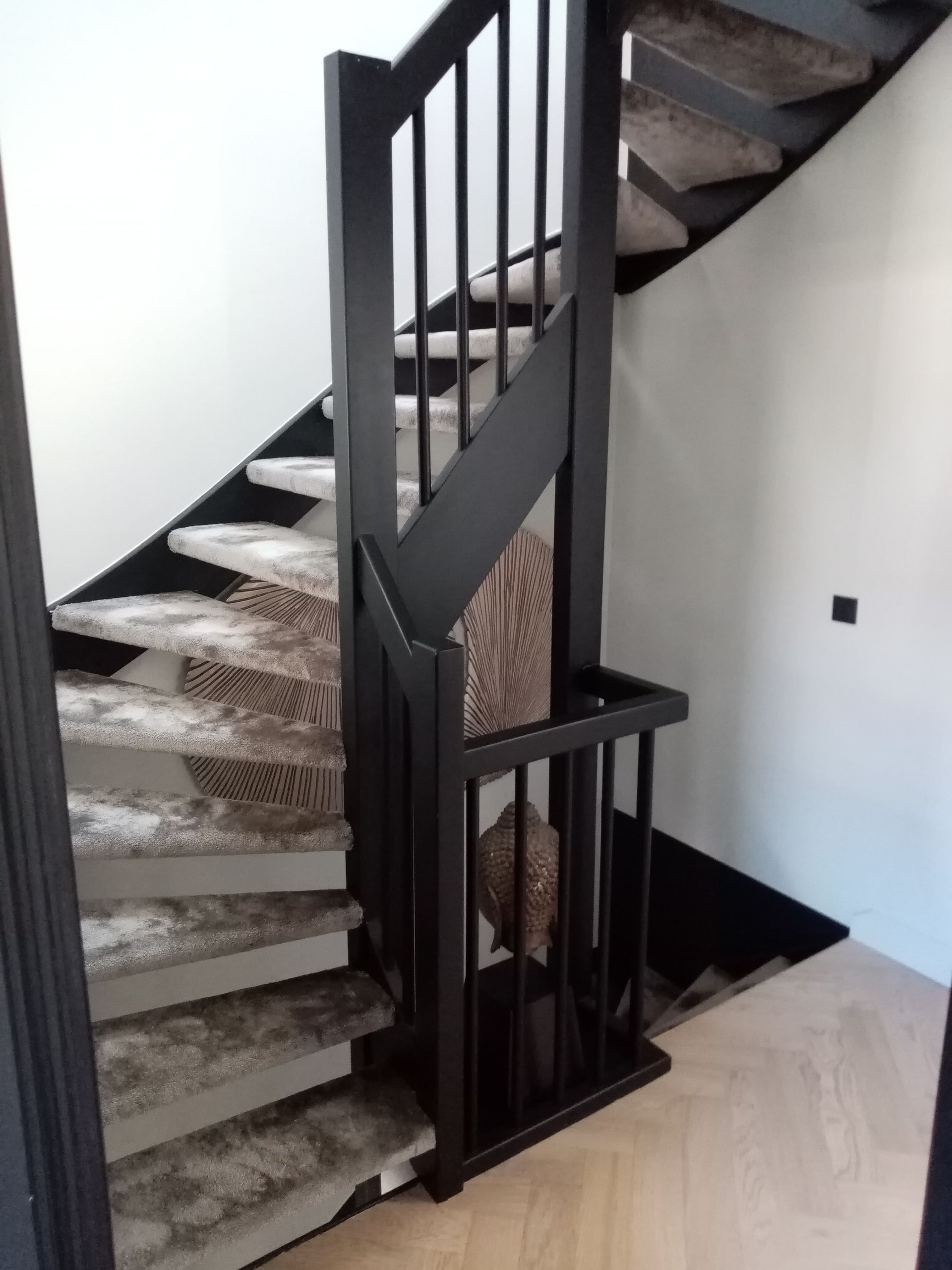 zwarte matte open trap met vloerbedekking