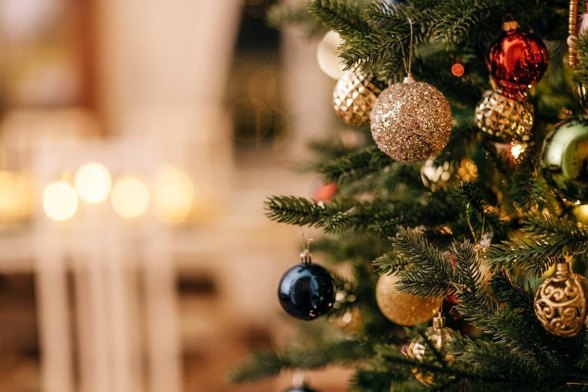 A close up of a decorated christmas tree in a living room.