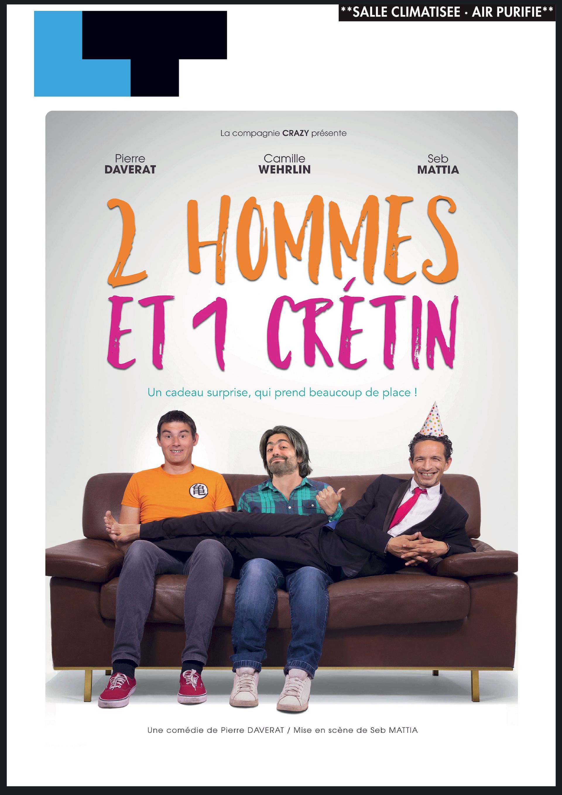 Une affiche du spectacle 2 hommes et 1 crétin montre trois hommes assis sur un canapé.