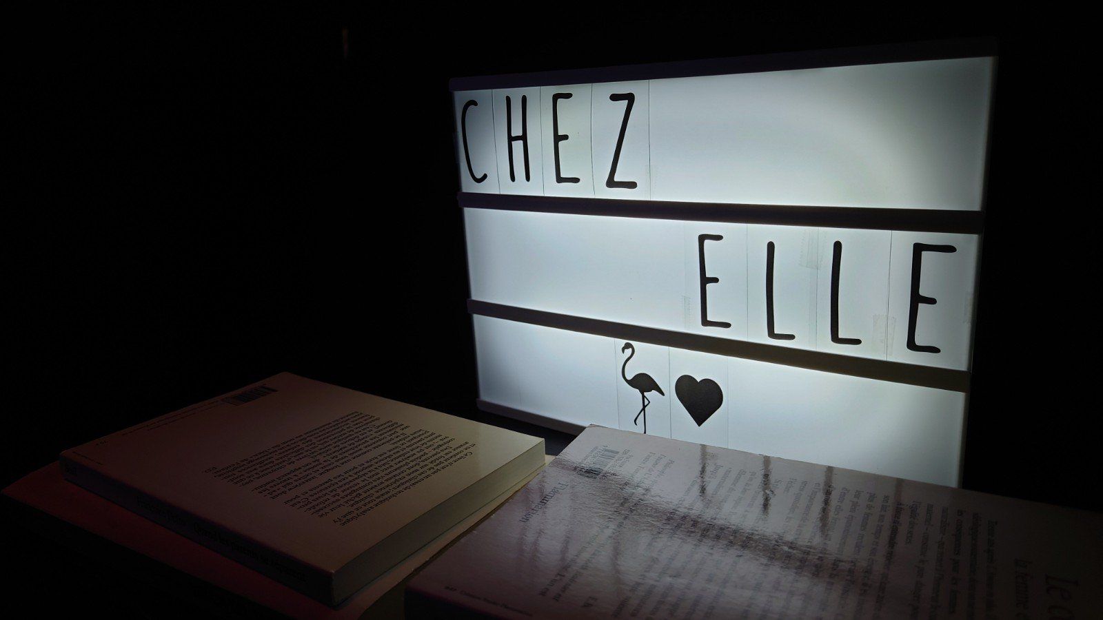 un panneau qui dit chez elle à côté d'un livre