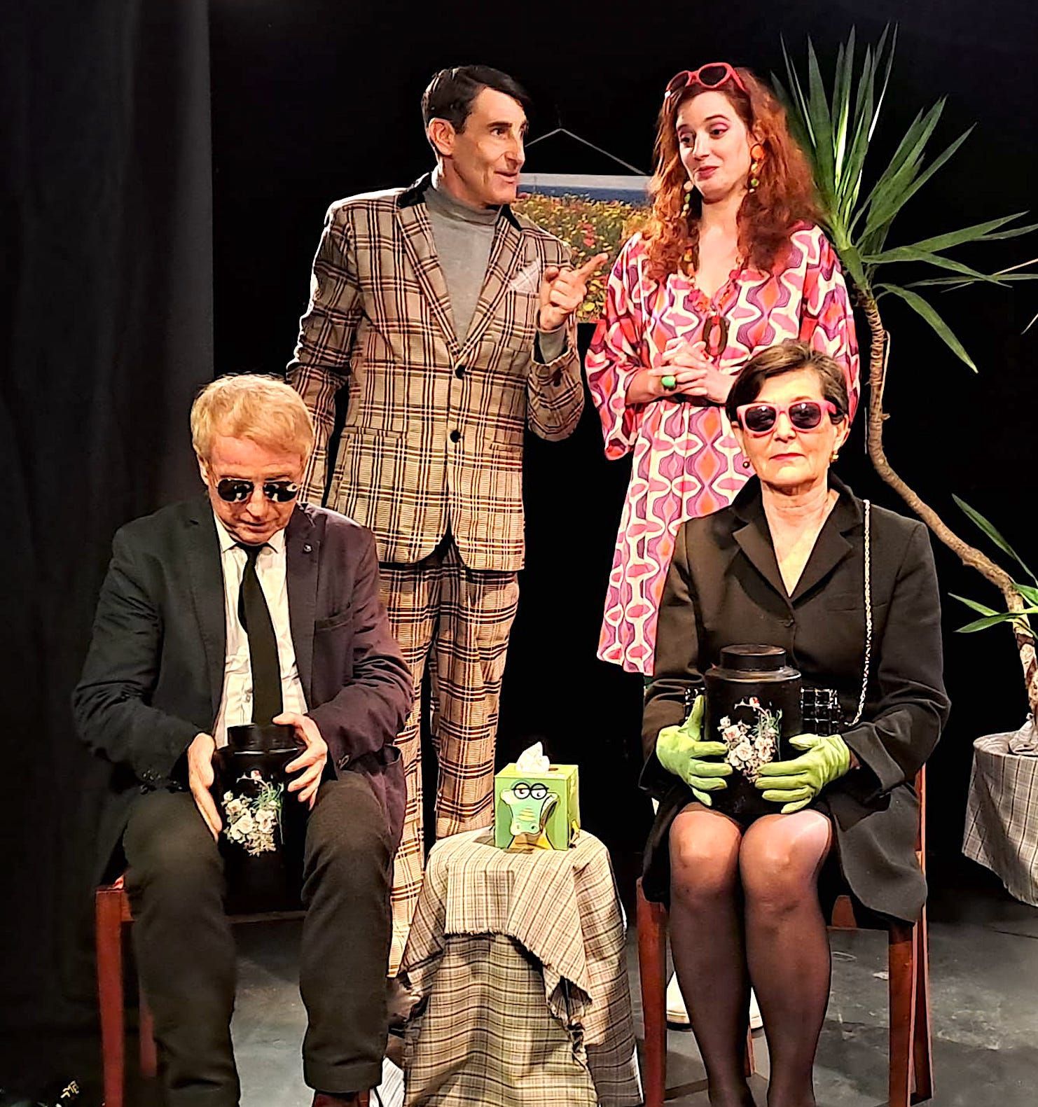 Un groupe de personnes pose pour une photo sur une scène