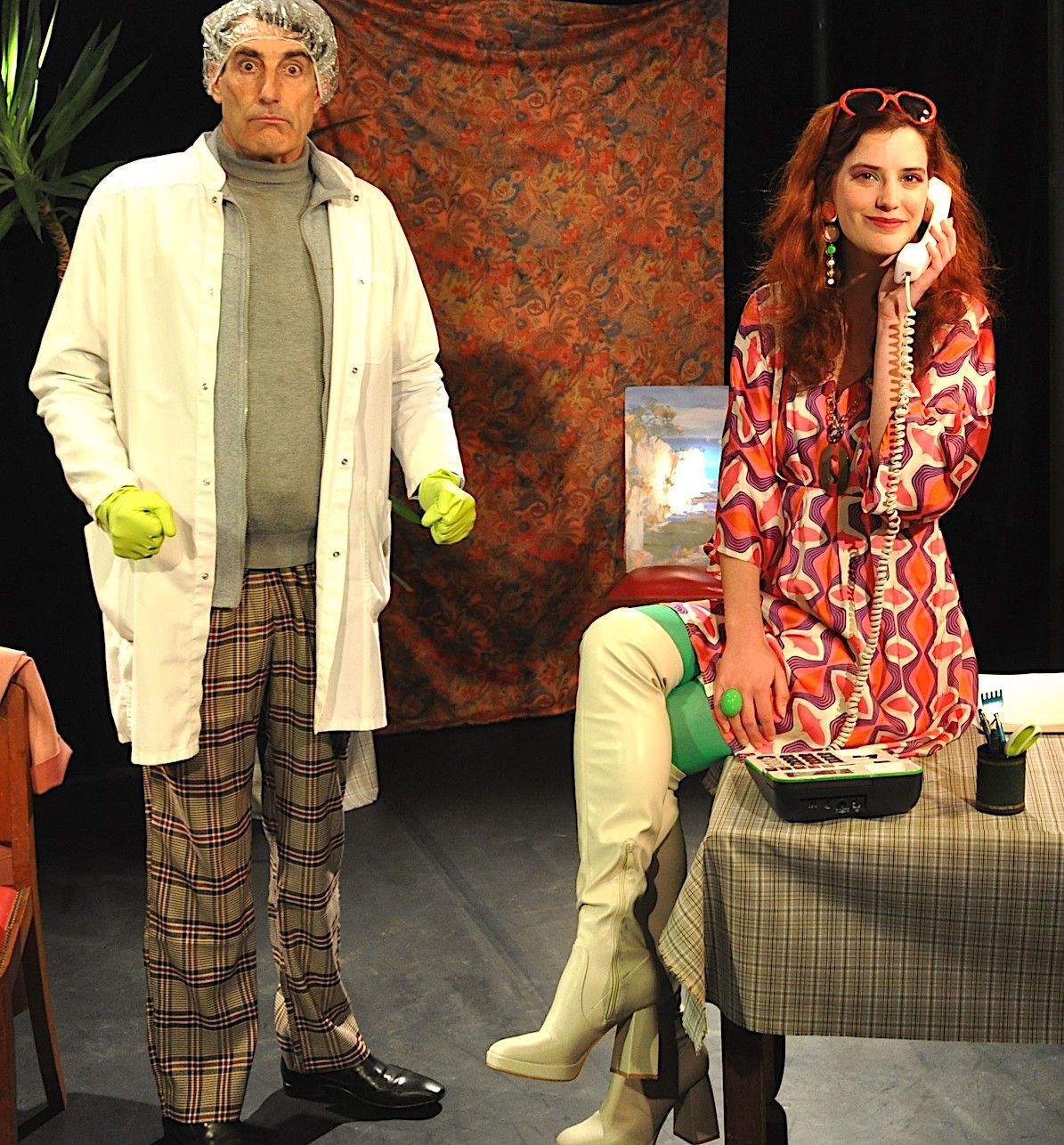 Un homme en blouse de laboratoire se tient à côté d'une femme qui parle au téléphone