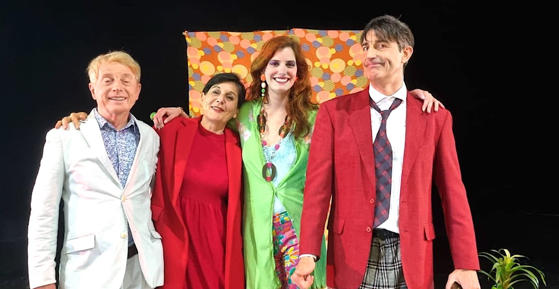 Un groupe de personnes pose ensemble pour une photo.