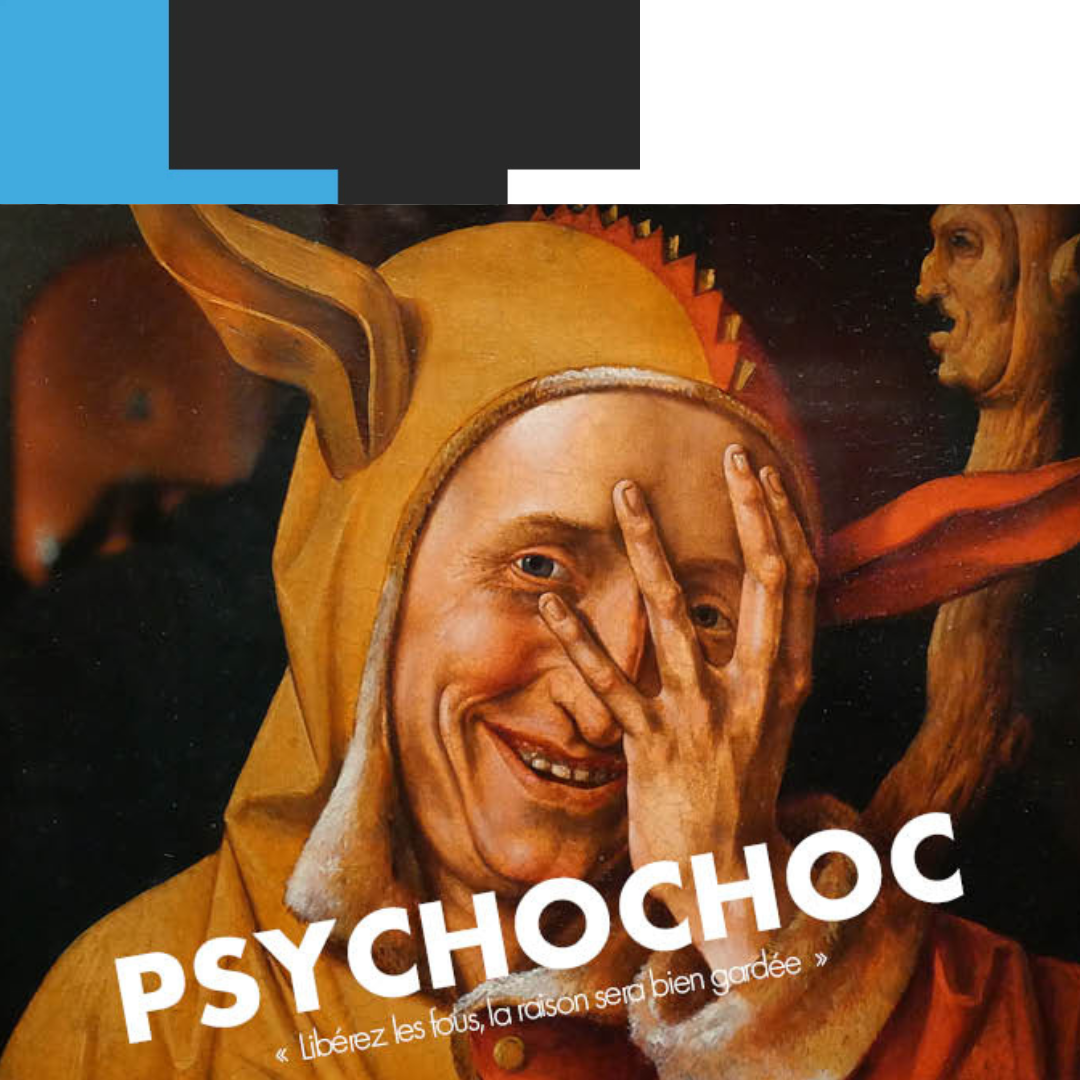Man in een gele hoodie, hand voor zijn gezicht, lachend. Tekst "PSYCHOC CHOC".