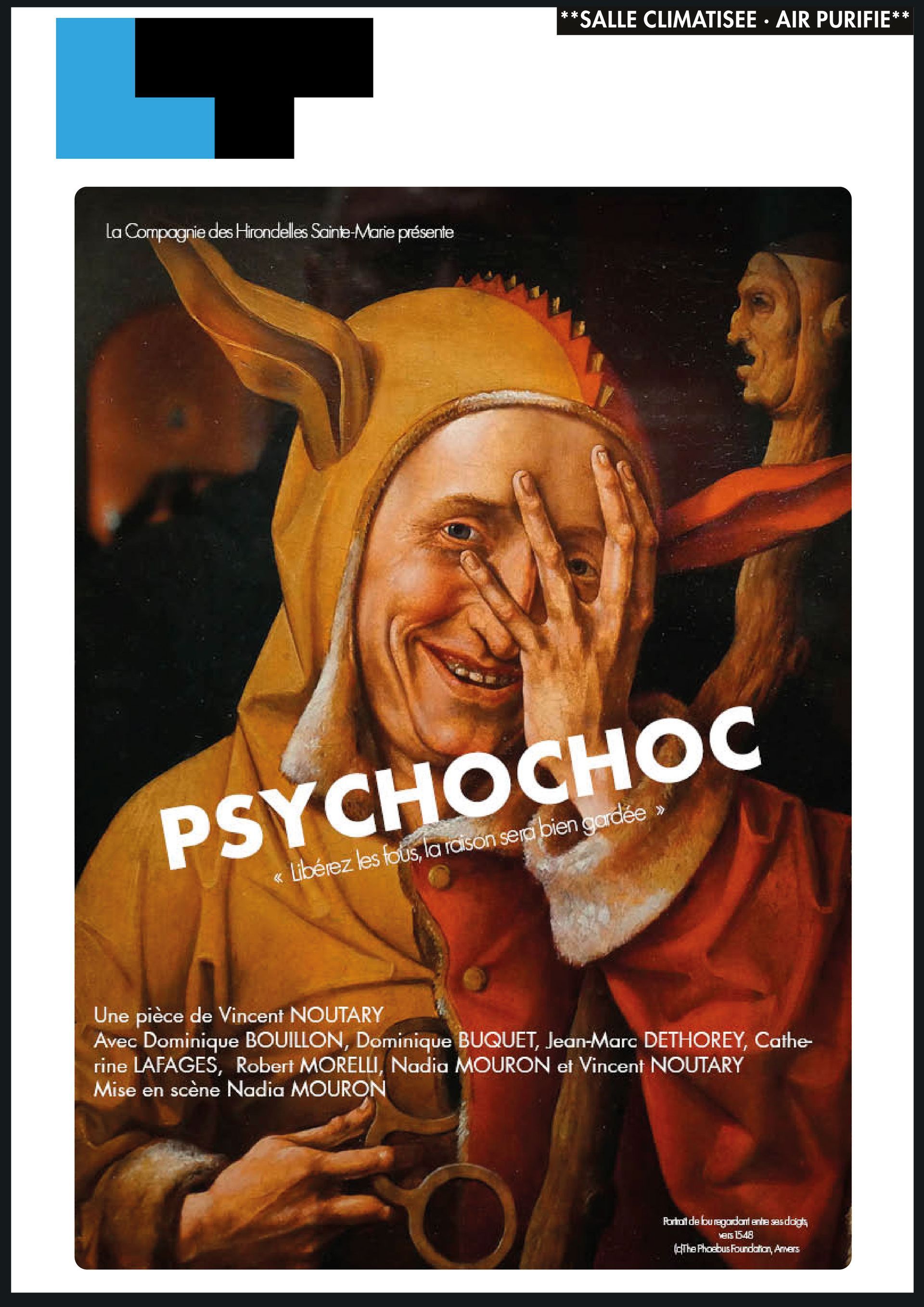 Personne en costume à capuche, les yeux couverts, souriante. Titre : « PSYCHOC ». Texte sur une affiche.