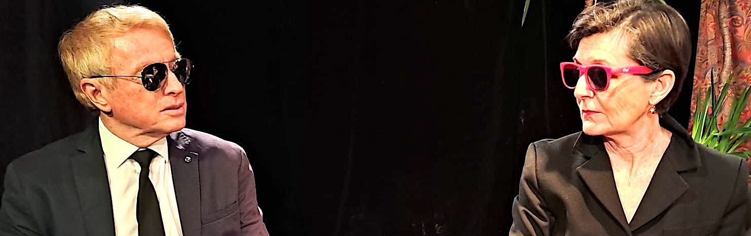 Un homme et une femme sont assis l'un à côté de l'autre et portent des lunettes de soleil.