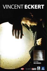 un poster di Vincent Eckert mostra un uomo che guarda un globo