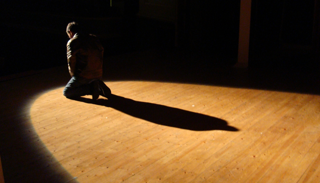 Homme sur les planches d'un théâtre