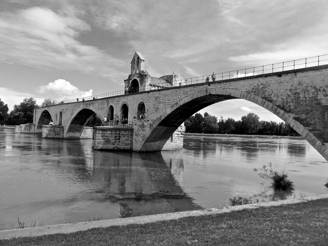 photo du pont d'Avignon en noir et blanc