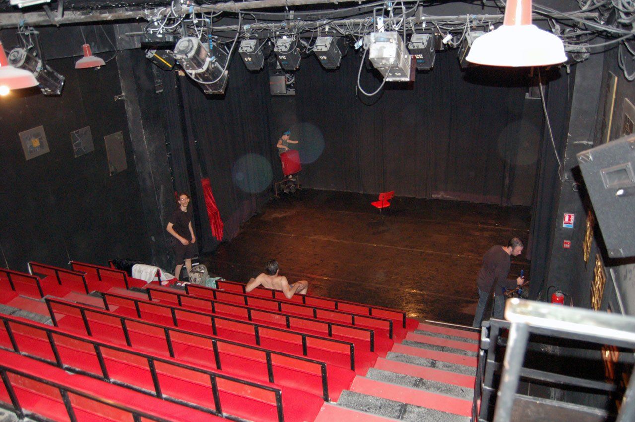 un théâtre vide avec des sièges et des escaliers rouges