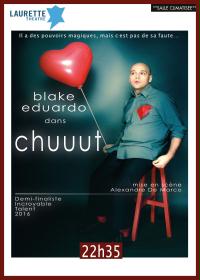 un uomo tiene in mano un palloncino rosso a forma di cuore mentre è seduto su uno sgabello.