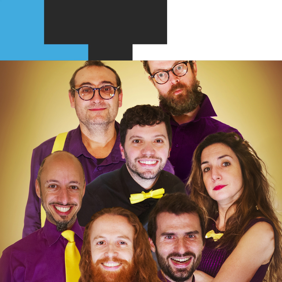 קבוצה של שבעה אנשים מגוונים מחייכים למצלמה על רקע צהוב, חלקם לובשים בגדים סגולים עם פפיון או עניבות צהובות.