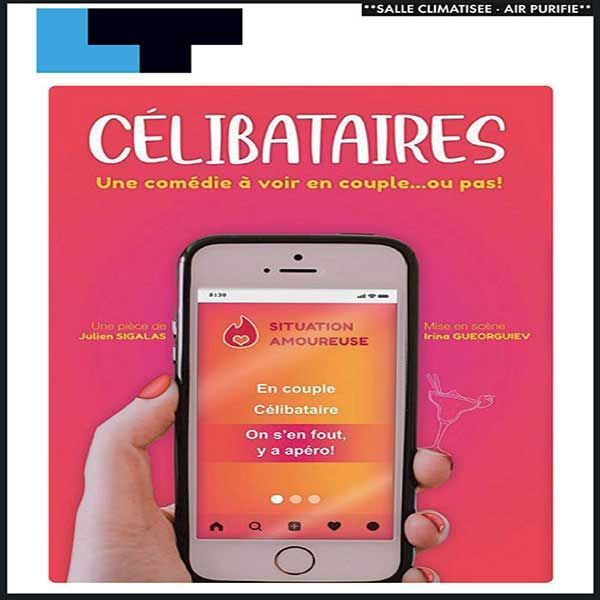 Une femme tient un téléphone portable devant un panneau indiquant « célibataires »