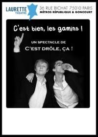 una foto in bianco e nero di due uomini in piedi uno accanto all&#39;altro.